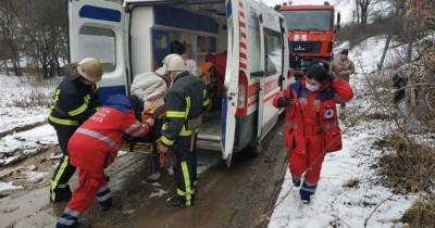 Под Харьковом медики не смогли доехать к пациенту: мужчину к "скорой" несли 2 км на руках (видео) (2 фото)