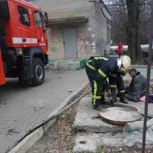В Запорожской области бездомный едва не погиб во время пожара в колодце теплосети. Фото