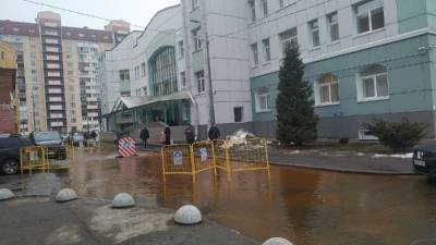 У поликлиники в Приморском районе забил гейзер с холодной водой