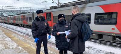 В Петрозаводске транспортные полицейские искали горожан, перебегающих железнодорожные пути