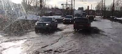Водители форсируют реки на дорогах Петрозаводска (ВИДЕО)