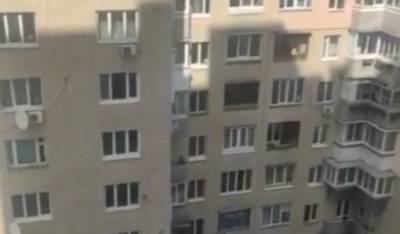 В Киеве мужчина выпал из окна 8-го этажа: детали случившегося
