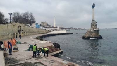 После шторма: в Севастополе восстанавливают главную набережную - фото