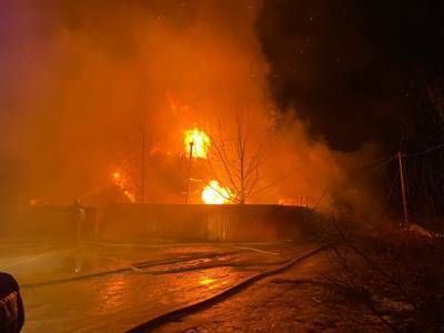 В поселке Перевоз ночью сгорел частный дом — фото, видео