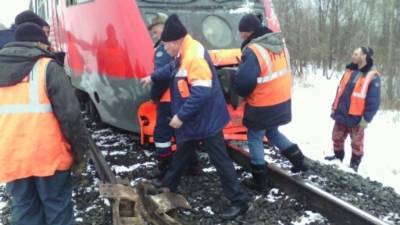 Водитель грузовика нарушил ПДД и погиб в столкновении с поездом в Тверской области