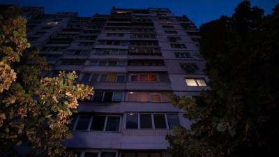 На Троещине в Киеве пьяный мужчина упал с 8 этажа и выжил