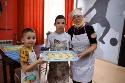 Бабушки-волонтеры помогают социализироваться детям, оставшимся без попечения родителей