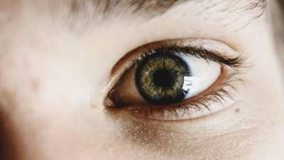 Медики объяснили, какие изменения в глазах предупреждают о развитии болезни Альцгеймера
