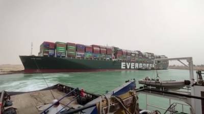 На Суэцком канале ведутся работы по высвобождению 400-метрового контейнеровоза, севшего на мель — видео