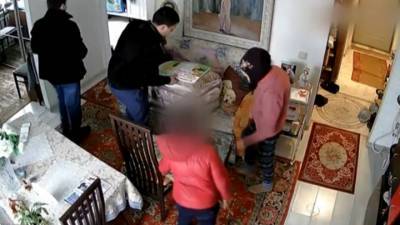 Мошенники ограбили пожилую москвичку, которая сама привела их домой