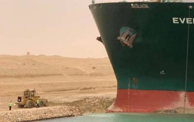 Из Суэцкого канала не могут освободить застрявшее судно