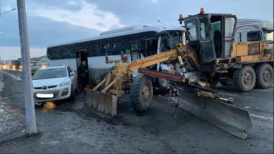 В Челябинской области автогрейдер столкнулся с автобусом