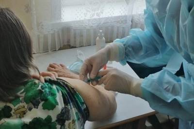 Сотрудники четвёртой городской больницы вакцинируют тамбовчан на дому