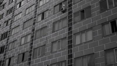 Краснодарский школьник выпал из окна 17-го этажа и разбился насмерть