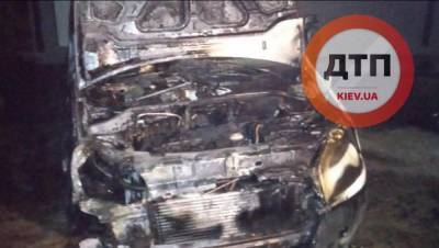 В Киеве на Троещине дотла сгорел минивэн: фото
