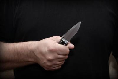 Ранее судимый мужчина напал с ножом на знакомого