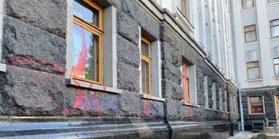 Здание офиса президента почти очистили от последствий беспорядков – ФОТО - ТЕЛЕГРАФ