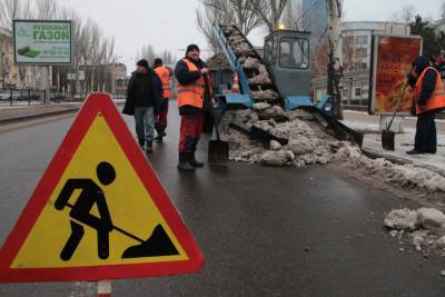 В ДНР ведут борьбу с выпавшим в конце марта снегом