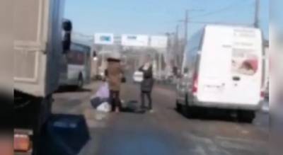 Лежали на асфальте: в Ярославле маршрутчик сбил троих человек. Видео