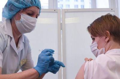 От нас это скрывают: журналист рассказал, как действуют ковид-прививки на медиков