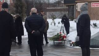 В Кемерове проходит панихида по погибшим в годовщину пожара в "Зимней вишне" — видео
