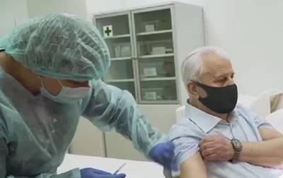 Леонида Кравчука вакцинировали в прямом эфире