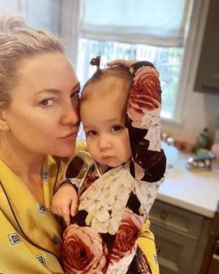 2-летняя дочь Кейт Хадсон уже умеет медитировать: видео дыхательной практики умилило пользователей сети