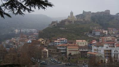 На одном из склонов горы на окраине Тбилиси образовались огромные трещины