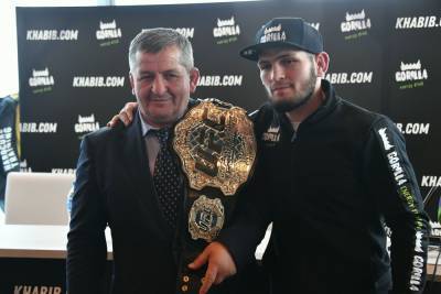 Бывший боец UFC Нурмагомедов показал фото с отцом: "Как же его не хватает"