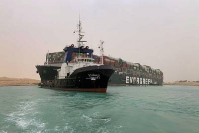 Гигантский контейнеровоз все еще блокирует движение в Суэцком канале, — Associated Press