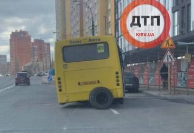 В Киеве у маршрутки на дороге отвалилось колесо
