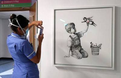 Картину Бэнкси с медсестрой-супергероем продали за рекордные $23 млн