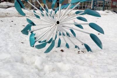 На аллее Энтузиастов в Петрозаводске сильный ветер повредил арт-объект