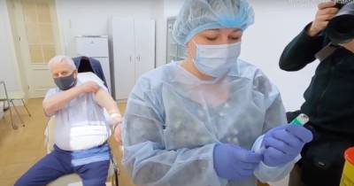 Кравчук вакцинировался от коронавируса (видео)