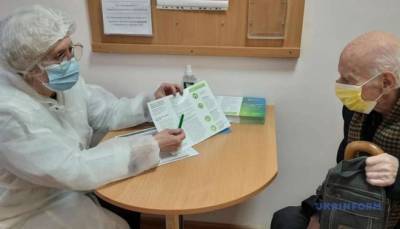 В Киеве начали вакцинировать от коронавируса людей людей старше 80 лет
