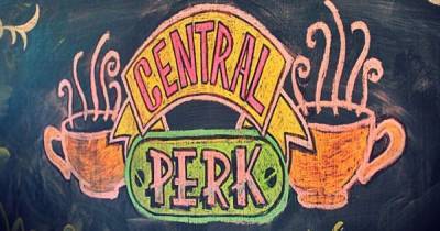 "Диван — наша гордость": воспоминания хозяина и гостей Central Perk о кофейне по образу сериала "Друзья"