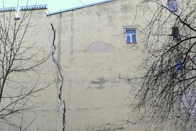 В Петербурге на фасаде дома 1901 года постройки появилась большая трещина