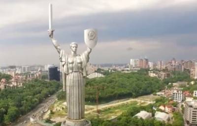 В Киеве собрались декоммунизировать "Родину-мать" и мост Патона, названы сроки: "Раньше было не до этого"