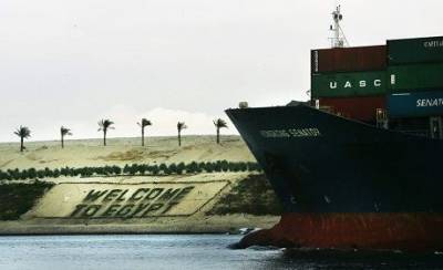 Гигантский контейнеровоз заблокировал движение в Суэцком канале