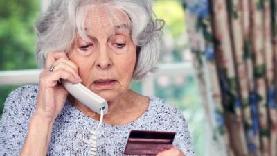 Бабушка и мошенники: как защитить старшее поколение от банковских аферистов