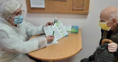 В Киеве начали вакцинировать от COVID-19 людей в возрасте 80+ (ФОТО)