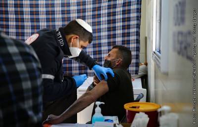 Минздрав Израиля сообщил о вакцинации больше половины населения