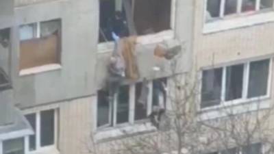 Поймали за руку в последний момент: в Киеве патрульные спасли мужчину, который выпал с балкона