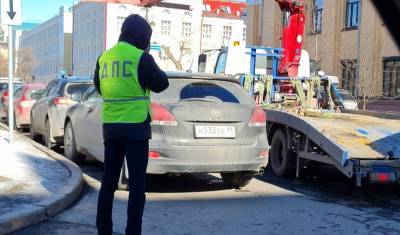 В Тюмени около облдумы на Республики эвакуируют автомобили
