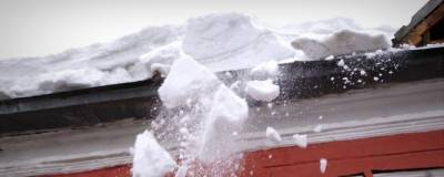 В Кирово-Чепецком районе женщину придавило снегом с крыши