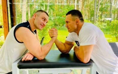 Владимиру Кличко исполняется 45 лет: как именинника поздравил старший брат