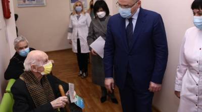 В Киеве начали вакцинировать от COVID людей старше 80