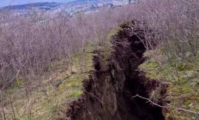 Столица Грузии под угрозой гигантского оползня: образовались 18-метровые трещины (ФОТО)