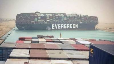 Более 30 суден стоят в пробке из-за блокирования Суэцкого канала