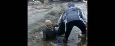 Под Волгоградом прохожий спас пенсионерку, упавшую в реку